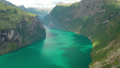 Malerische-Aussicht-Auf-Den-Geiranger-Fjord,-Umgeben-Von-Steilen-Felsigen-Bergen-In-Norwegen
