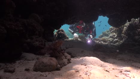 Buzo-Colocando-Una-Cámara-Gopro-Dentro-De-Una-Cueva-Submarina