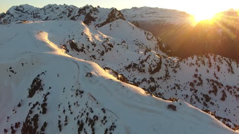 Gipfelspuren-Des-Skigebiets-Chamrousse-In-Den-Französischen-Alpen-Mit-Schutzhütte-Und-Skilift,-Luftumlaufbahn,-Linke-Aufnahme