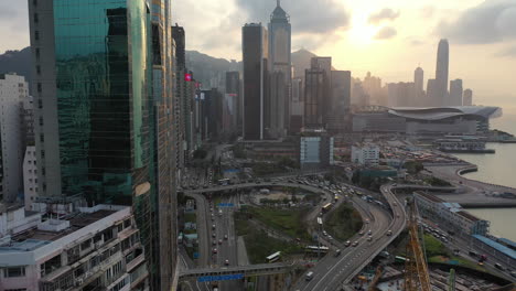 Hong-Kong-Central-Bei-Sonnenuntergang,-Luftaufnahme,-Wolkenkratzer,-Kongresszentrum,-Verkehr-Und-Uferpromenade