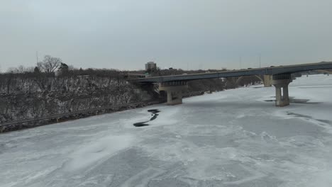Mississippi-River-In-Minnesota,-Brücke-Darüber,-Minneapolis-Im-Winter
