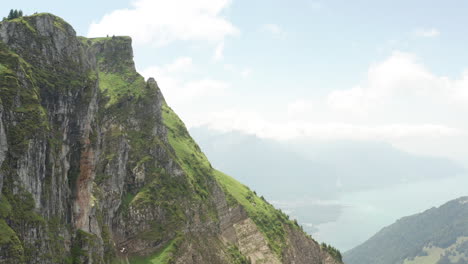 Atemberaubende-Luftaufnahme-Wunderschöner-Grüner-Berghänge-In-Der-Schweiz