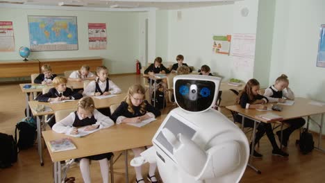 Maestro-Robot-Escuela-Futurista-Contando-Algo-Amplio-Plano-De-Un-Salón-De-Clases-Lleno-De-Estudiantes-Haciendo-Su-Tarea-O-Tarea