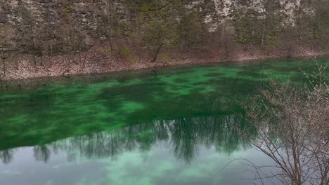 Stehender-Canyon-Fluss-Mit-Grünem-Moos-In-Einem-Nationalparkwald-In-Deutschland-An-Einem-Dramatischen-Tag