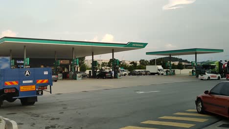 Petronas-Tankstelle-Tagsüber