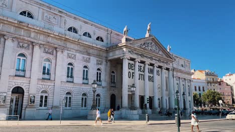 Innenstadt-Von-Lissabon,-Portugal.-Schwenkansicht-Des-Rossio-Platzes