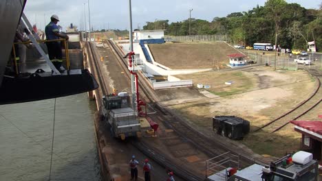 Panamakanalarbeiter-Wirft-Den-Landarbeitern-Die-Festmacherleinen-Des-Schiffes-Zu