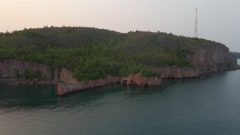 Beautiful-landscape-nature-aerial-view,-places-to-visit-in-USA,-palisade-head-in-Tettegouche-state-park-minnesota
