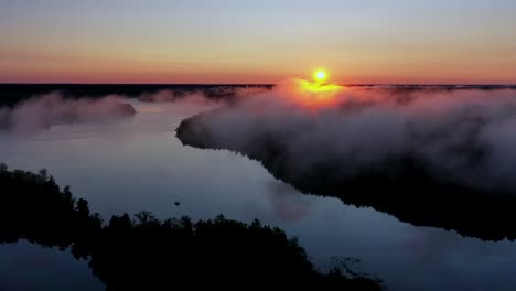 Sonnenaufgang-über-Dem-Fluss-Mit-Morgennebel