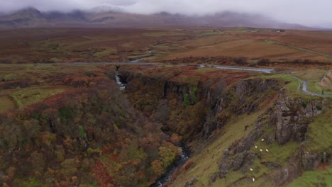 Luftdrohnenüberflug-Des-Lealt-Fall-Wasserfalls-Im-Herbst-In-Skye,-Schottland