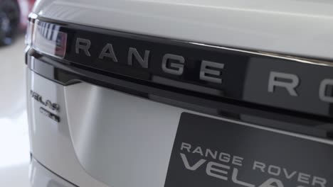 Land-Rover-Velar-Schrägheck,-Moderner-Weißer-Range-Rover,-Britisches-Auto