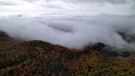 Empuje-Lento-Hacia-Las-Nubes-Sobre-Los-Colores-Del-Otoño-Cerca-De-Boone-Y-Blowing-Rock-Nc,-Carolina-Del-Norte
