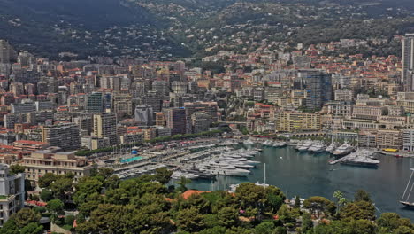 Monaco-Aerial-V17-Establishing-Shot-Drohne-Fliegt-Durch-Das-Viertel-La-Condamine-Und-Fängt-Den-Berühmten-Port-Hercule-Und-Das-Stadtbild-Am-Hang-Der-Innenstadt-Ein-–-Juli-2021