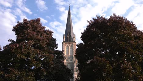 Kirchturm-In-Der-Mitte-Zwischen-Bäumen