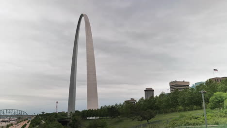 Static-time-lapse-of-Saint-Louis-Arch-on-cloudy-day-near-river
