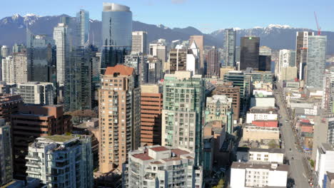 Aufsteigende-Luftaufnahme-Der-Innenstadt-Von-Vancouver-Mit-Blick-Auf-Die-Malerischen-North-Shore-Mountains