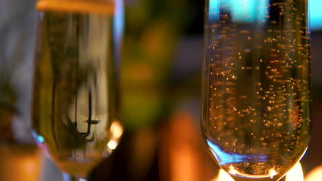Sehr-Nahaufnahme-Von-Champagner-In-Einem-Glas-Auf-Hellem-Hintergrund,-Das-Glas-Hat-Viel-Schaum-Und-Blasen