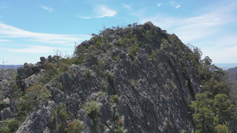 Ein-Massiver,-Erodierter-Felsvorsprung-Erhebt-Sich-Hoch-über-Dem-Umliegenden-Grünen-Tal