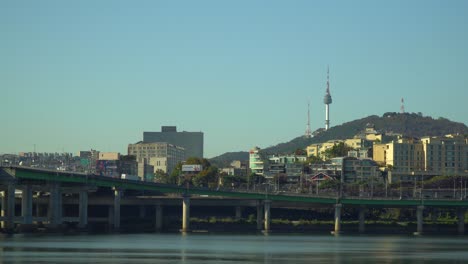 Seoul-Panorama-Vom-Ufer-Des-Han-Flusses-Mit-Dem-Namsan-N-Seoul-Turm-Und-Verkehr-Von-Der-Hannam-Brücke-Zur-Gangbyeon-Schnellstraße-An-Einem-Tag-Mit-Klarem,-Blauem-Himmel