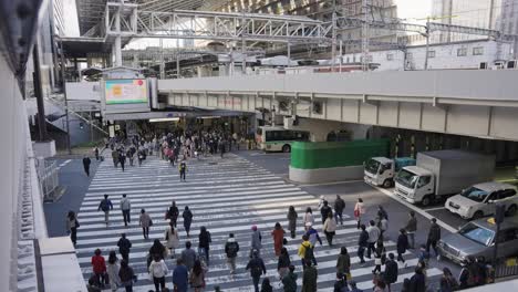 Gente-Cruzando-La-Carretera-A-La-Estación-Central-De-Osaka-Jr-En-Kansai