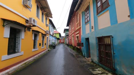 Calle-Colorida-En-Panaji,-Goa,-India