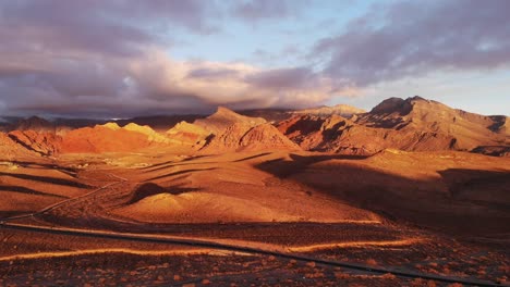 Panorama-De-La-Autopista-Bajo-El-Cielo-Invernal-En-El-Sur-De-Nevada-Cerca-De-Las-Vegas-Y-El-Cañón-De-Roca-Roja