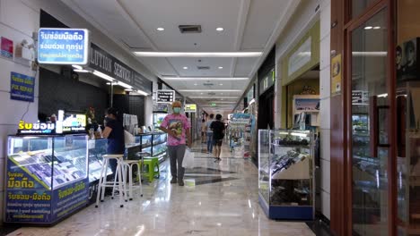 Recorrido-A-Pie-Por-La-Tienda-De-Equipos-De-Ti-Durante-La-Situación-Epidémica-De-Covid-19-En-El-Centro-Comercial-De-La-Torre-De-La-Fortuna-En-Bangkok,-Tailandia
