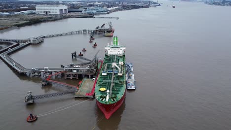 Silver-Rotterdam-Oil-Petrochemical-Shipping-Tanker-Cargando-En-La-Terminal-Tranmere-Liverpool-Vista-Aérea-órbita-Alta-Izquierda