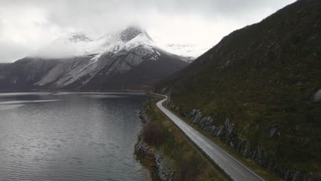 Camino-Estrecho-Por-La-Montaña-Y-Vista-Panorámica-Del-Stetind-En-Noruega---Toma-Aérea