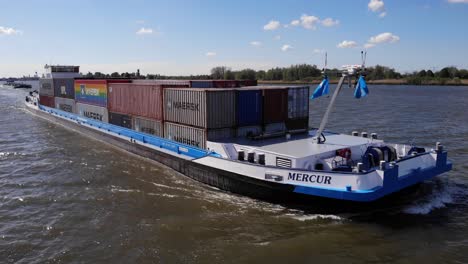 Binnencontainerschiff-Mercur-Segelt-Auf-Dem-Fluss-Kinderdijk-In-Den-Niederlanden
