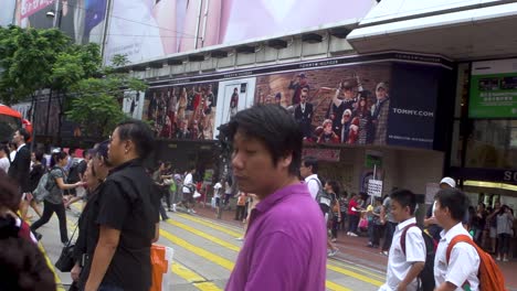 Menschenmenge-überquert-Die-Straße-In-Causeway-Bay-In-Hongkong