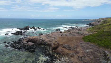 Arrecife-Rocoso-En-La-Hermosa-Costa-Volcánica-De-Maui,-Hawaii---Antena