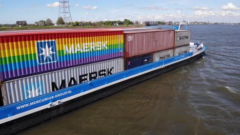Farbige-Container,-Beladen-Mit-Einem-Frachtschiff-Von-Mercur,-Fahren-Am-Fluss-In-Südholland
