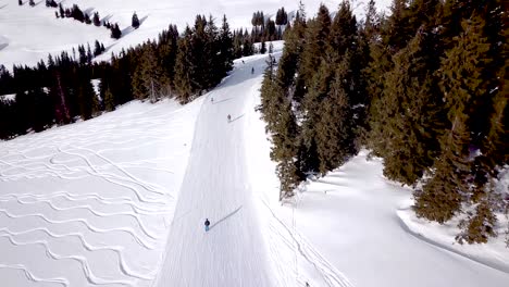 Luftaufnahme-Des-Skigebiets-Mit-Menschen,-Die-Den-Hügel-Hinunter-Snowboarden