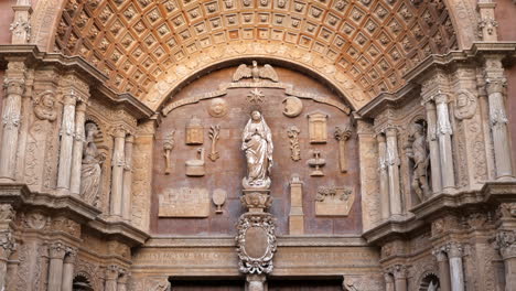 Zoom-in-of-sculptures-at-entrance-of-Cathedral-of-Santa-Maria-of-Palma
