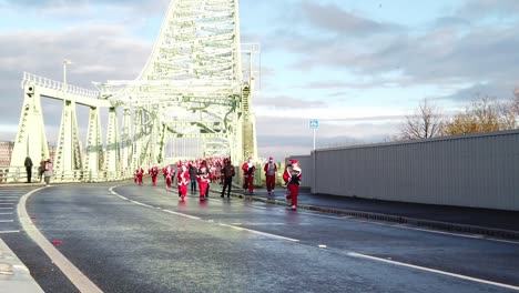 Zeitlupen-Charity-Santa-Dash-Spaßläufer-über-Die-Runcorn-Silver-Jubilee-Bridge
