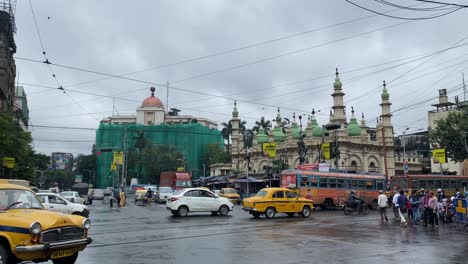 Kolkata,-Morgenszene-Der-Esplanade-Kolkata-In-Der-Nähe-Der-Tipu-Sultan-Moschee-Und-Des-Staatsmannhauses-Während-Der-Regenzeit