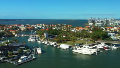 Sovereign-Island-Gold-Coast-Australia,-luxury-homes-and-boats