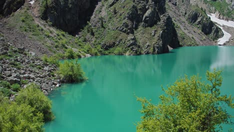 Bergsee-Von-Grüner-Und-Blauer-Farbe-Urungach