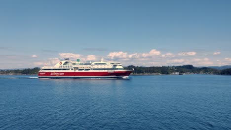 Ferry-De-Crucero-Bergensfjord-De-La-Compañía-Fjordline-Navegando-A-Través-Del-Fiordo-Noruego-Y-Rumbo-A-Dinamarca--Hermoso-Día-Soleado-De-Verano
