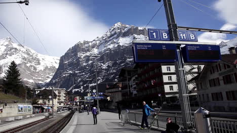Rückgang-Des-Tourismus-Am-Bahnhof-Schweizer-Alpen,-Höhepunkt-Weihnachten-Winter