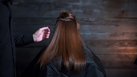 Friseur-Frisur-Schüttelt-Haare,-Um-Das-Glänzende-Haarstudio-Glänzend-Zu-Zeigen-–-Zeitlupe-Mit-120-Bildern-Pro-Sekunde