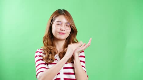 Asiatische-Frauen-Mit-Brillen-Im-Studio-Klatschen-Und-Sind-Positive-Emotionen-Auf-Dem-Grünen-Chroma-Key-Bildschirm