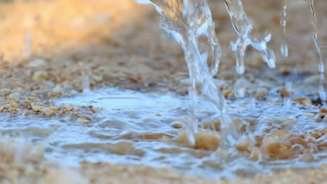 Mitten-Im-Trockenen-Wüstenland-Strömt-Viel-Wasser-Aus-Einem-Wasserbehälter