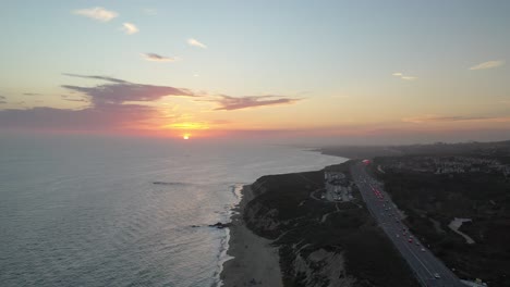 4K-Luftaufnahme-Eines-Sonnenuntergangs,-Der-Atemberaubende-Luxushäuser-Am-Strand-Beleuchtet