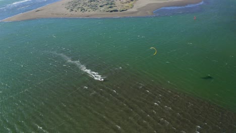 Drone-Tiro-Kite-Surf-Puesta-De-Sol-En-El-Río-Y-El-Mar,-La-Boca-Sexta-Región-Matanzas-Chile