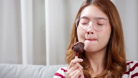 Asiatische-Junge-Frau-In-Den-Gläsern,-Die-Schokoladeneis-Schmecken