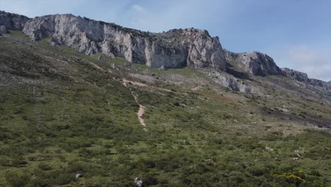 Luftdrohnenaufnahme-Des-Naturschutzgebiets-El-Torcal-De-Antequera-Und-Der-Berge-In-Spanien