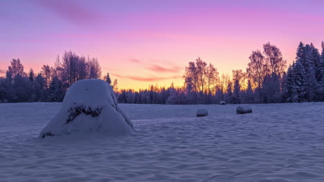 5K-Zeitraffer-Einer-Verschneiten-Landschaft-Mit-Fliegenden-Wolken-Am-Farbigen-Himmel-Bei-Sonnenuntergang-Im-Winter