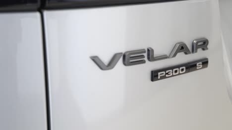 Land-Rover-Velar-Autologo,-Außenemblem-Eines-Luxusautos,-Weißes-Auto